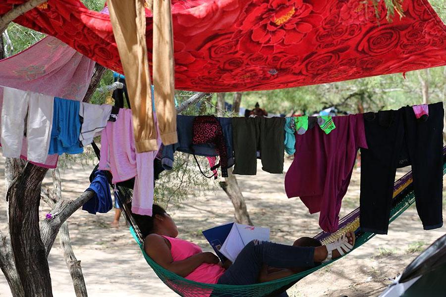 这是2019年在墨西哥塔毛利帕斯州马塔莫罗斯的MPP营地，一个人躺在吊床上